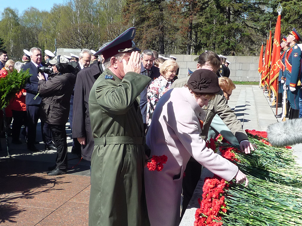 участие в торжественно-траурной церемонии на Пискарёвском мемориальном кладбище участие в торжественно-траурной церемонии на Пискарёвском мемориальном кладбище